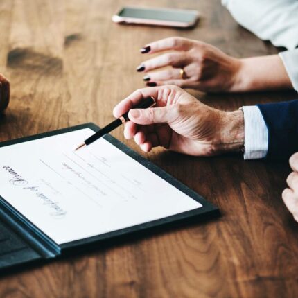 تقديم الاستشارة القانونية والإدارية